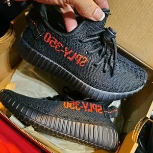 Adidas yeezee 350 boost v2 brand new size 13K kids 🤩